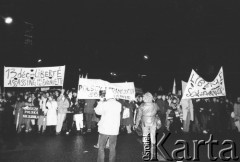 15.12.1981, Paryż, Francja
Manifestacja przeciwko wprowadzeniu w Polsce stanu wojennego zorganizowana przez związki zawodowe. Była pierwszą, w której wzięły udział największe francuskie związki zawodowe poza komunistami. Obok siebie szły: Force Ouvriere, CFDT - Confédération française démocratique du travail, CFTC - Confédération Française des Travailleurs Chrétiens, CGC- Confédération Française de l'Encadrement - Confédération Générale des Cadres. Około godziny 17-18 kilkadziesiąt tysięcy manifestantów ruszyło spod wieży Montparnasse. Na zdjęciu na transparencie napisy: Na zdjęciu na transparencie napis: 