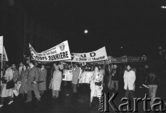 15.12.1981, Paryż, Francja
Manifestacja przeciwko wprowadzeniu w Polsce stanu wojennego zorganizowana przez związki zawodowe. Była pierwszą, w której wzięły udział największe francuskie związki zawodowe poza komunistami. Obok siebie szły: Force Ouvriere, CFDT - Confédération française démocratique du travail, CFTC - Confédération Française des Travailleurs Chrétiens, CGC- Confédération Française de l'Encadrement - Confédération Générale des Cadres. Około godziny 17-18 kilkadziesiąt tysięcy manifestantów ruszyło spod wieży Montparnasse. 
Fot. Andrzej Mietkowski, zbiory Ośrodka KARTA