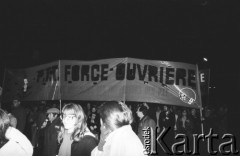 15.12.1981, Paryż, Francja
Manifestacja przeciwko wprowadzeniu w Polsce stanu wojennego zorganizowana przez związki zawodowe. Była pierwszą, w której wzięły udział największe francuskie związki zawodowe poza komunistami. Obok siebie szły: Force Ouvriere, CFDT - Confédération française démocratique du travail, CFTC - Confédération Française des Travailleurs Chrétiens, CGC- Confédération Française de l'Encadrement - Confédération Générale des Cadres. Około godziny 17-18 kilkadziesiąt tysięcy manifestantów ruszyło spod wieży Montparnasse. Na zdjęciu na transparencie napis: „Solidarność force ouvriere”.
Fot. Andrzej Mietkowski, zbiory Ośrodka KARTA