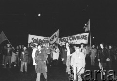 15.12.1981, Paryż, Francja
Manifestacja przeciwko wprowadzeniu w Polsce stanu wojennego zorganizowana przez związki zawodowe. Była pierwszą, w której wzięły udział największe francuskie związki zawodowe poza komunistami. Obok siebie szły: Force Ouvriere, CFDT - Confédération française démocratique du travail, CFTC - Confédération Française des Travailleurs Chrétiens, CGC- Confédération Française de l'Encadrement - Confédération Générale des Cadres. Około godziny 17-18 kilkadziesiąt tysięcy manifestantów ruszyło spod wieży Montparnasse. Na zdjęciu na transparencie napis: „Solidarność force ouvriere”.
Fot. Andrzej Mietkowski, zbiory Ośrodka KARTA