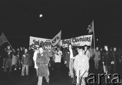 15.12.1981, Paryż, Francja
Manifestacja przeciwko wprowadzeniu w Polsce stanu wojennego zorganizowana przez związki zawodowe. Była pierwszą, w której wzięły udział największe francuskie związki zawodowe poza komunistami. Obok siebie szły: Force Ouvriere, CFDT - Confédération française démocratique du travail, CFTC - Confédération Française des Travailleurs Chrétiens, CGC- Confédération Française de l'Encadrement - Confédération Générale des Cadres. Około godziny 17-18 kilkadziesiąt tysięcy manifestantów ruszyło spod wieży Montparnasse. Na zdjęciu na transparencie napis: „Solidarność force ouvriere”.
Fot. Andrzej Mietkowski, zbiory Ośrodka KARTA