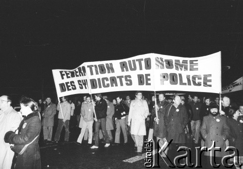 15.12.1981, Paryż, Francja
Manifestacja przeciwko wprowadzeniu w Polsce stanu wojennego zorganizowana przez związki zawodowe. Była pierwszą, w której wzięły udział największe francuskie związki zawodowe poza komunistami. Obok siebie szły: Force Ouvriere, CFDT - Confédération française démocratique du travail, CFTC - Confédération Française des Travailleurs Chrétiens, CGC- Confédération Française de l'Encadrement - Confédération Générale des Cadres. Około godziny 17-18 kilkadziesiąt tysięcy manifestantów ruszyło spod wieży Montparnasse. Na zdjęciu, na transparencie napis: 
