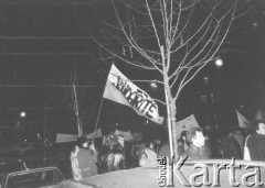 15.12.1981, Paryż, Francja
Manifestacja przeciwko wprowadzeniu w Polsce stanu wojennego zorganizowana przez związki zawodowe. Była pierwszą, w której wzięły udział największe francuskie związki zawodowe poza komunistami. Obok siebie szły: Force Ouvriere, CFDT - Confédération française démocratique du travail, CFTC - Confédération Française des Travailleurs Chrétiens, CGC- Confédération Française de l'Encadrement - Confédération Générale des Cadres. Około godziny 17-18 kilkadziesiąt tysięcy manifestantów ruszyło spod wieży Montparnasse. 
Fot. Andrzej Mietkowski, zbiory Ośrodka KARTA