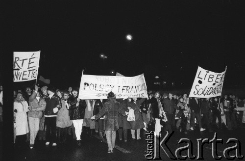 15.12.1981, Paryż, Francja
Manifestacja przeciwko wprowadzeniu w Polsce stanu wojennego zorganizowana przez związki zawodowe. Była pierwszą, w której wzięły udział największe francuskie związki zawodowe poza komunistami. Obok siebie szły: Force Ouvriere, CFDT - Confédération française démocratique du travail, CFTC - Confédération Française des Travailleurs Chrétiens, CGC- Confédération Française de l'Encadrement - Confédération Générale des Cadres. Około godziny 17-18 kilkadziesiąt tysięcy manifestantów ruszyło spod wieży Montparnasse. Na zdjęciu na transparencie napisy: Na zdjęciu na transparencie napis: 