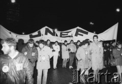 15.12.1981, Paryż, Francja
Manifestacja przeciwko wprowadzeniu w Polsce stanu wojennego zorganizowana przez związki zawodowe. Była pierwszą, w której wzięły udział największe francuskie związki zawodowe poza komunistami. Obok siebie szły: Force Ouvriere, CFDT - Confédération française démocratique du travail, CFTC - Confédération Française des Travailleurs Chrétiens, CGC- Confédération Française de l'Encadrement - Confédération Générale des Cadres. Około godziny 17-18 kilkadziesiąt tysięcy manifestantów ruszyło spod wieży Montparnasse. 
Fot. Andrzej Mietkowski, zbiory Ośrodka KARTA