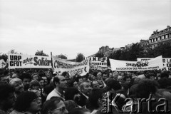 1981-1982, Paryż, Francja.
Manifestacja zorganizowana przez francuskie związki zawodowe na placu Inwalidów, obok ambasady PRL przy rue de Talleyrand. Wzięły w niej udział: Force Ouvriere, CFDT - Confédération Française Démocratique du Travail, CFTC - Confédération Française des Travailleurs Chrétiens, CGC- Confédération Erançaise de l'Encadrement oraz Union Nationale des Étudiants de France (UNEF).
Fot. Andrzej Mietkowski, zbiory Ośrodka KARTA