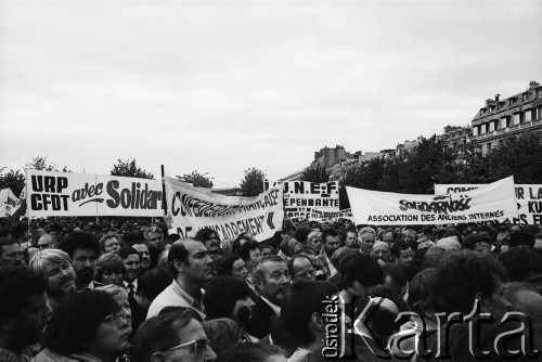 1981-1982, Paryż, Francja.
Manifestacja zorganizowana przez francuskie związki zawodowe na placu Inwalidów, obok ambasady PRL przy rue de Talleyrand. Wzięły w niej udział: Force Ouvriere, CFDT - Confédération Française Démocratique du Travail, CFTC - Confédération Française des Travailleurs Chrétiens, CGC- Confédération Erançaise de l'Encadrement oraz Union Nationale des Étudiants de France (UNEF).
Fot. Andrzej Mietkowski, zbiory Ośrodka KARTA