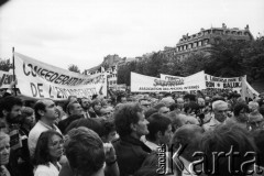 1981-1982, Paryż, Francja.
Manifestacja zorganizowana przez francuskie związki zawodowe na placu Inwalidów, obok ambasady PRL przy rue de Talleyrand. Wzięły w niej udział: Force Ouvriere, CFDT - Confédération Française Démocratique du Travail, CFTC - Confédération Française des Travailleurs Chrétiens, CGC- Confédération Erançaise de l'Encadrement oraz Union Nationale des Étudiants de France (UNEF). Na zdjęciu między innymi transparenty związku internowanych działaczy Solidarności oraz UNEF-u. 
Fot. Andrzej Mietkowski, zbiory Ośrodka KARTA