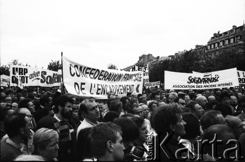 1981-1982, Paryż, Francja.
Manifestacja zorganizowana przez francuskie związki zawodowe na placu Inwalidów, obok ambasady PRL przy rue de Talleyrand. Wzięły w niej udział: Force Ouvriere, CFDT - Confédération Française Démocratique du Travail, CFTC - Confédération Française des Travailleurs Chrétiens, CGC- Confédération Erançaise de l'Encadrement oraz Union Nationale des Étudiants de France (UNEF). Na zdjęciu między innymi transparenty związku internowanych działaczy Solidarności oraz UNEF-u. 
Fot. Andrzej Mietkowski, zbiory Ośrodka KARTA