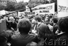 1981-1982, Paryż, Francja.
Manifestacja zorganizowana przez francuskie związki zawodowe na placu Inwalidów, obok ambasady PRL przy rue de Talleyrand. Wzięły w niej udział: Force Ouvriere, CFDT - Confédération Française Démocratique du Travail, CFTC - Confédération Française des Travailleurs Chrétiens, CGC- Confédération Erançaise de l'Encadrement oraz Union Nationale des Étudiants de France (UNEF). Na zdjęciu przemawiają Jean Meretik (z lewej), brat Garbriela Meretika i Sławomir Czarlewski. Manifestanci trzymają transparenty związku internowanych działaczy Solidarności, UNEF-u, Force Ouvriere, PCI oraz transparent apelujący o zwolnienie z internowania Edwarda Bałuki.
Fot. Andrzej Mietkowski, zbiory Ośrodka KARTA