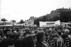 1981-1982, Paryż, Francja.
Manifestacja zorganizowana przez francuskie związki zawodowe na placu Inwalidów, obok ambasady PRL przy rue de Talleyrand. Wzięły w niej udział: Force Ouvriere, CFDT - Confédération Française Démocratique du Travail, CFTC - Confédération Française des Travailleurs Chrétiens, CGC- Confédération Erançaise de l'Encadrement oraz Union Nationale des Étudiants de France (UNEF). Na zdjęciu manifestanci trzymają transparenty związku internowanych działaczy Solidarności, UNEF-u, Force Ouvriere, PCI.
Fot. Andrzej Mietkowski, zbiory Ośrodka KARTA