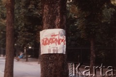 1986, Paryż, Francja.
Plakat obwieszczający 5-lecie Solidarności. 
Fot. Andrzej Mietkowski, zbiory Ośrodka KARTA