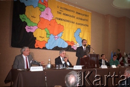 Lata 80., Francja.
Konferencja „L'alternative démocratique” (The democratic alternative). Wzięli w niej udział (od lewej): p. Boukovski, Delcourt, Hayrikyan, Valladares.
Fot. Andrzej Mietkowski, zbiory Ośrodka KARTA