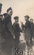 1937-1938, Zambrów, Polska.
Mazowiecka Szkoła Podchorążych Rezerwy Artylerii im. gen. Józefa Bema, dowódca plutonu z żołnierzami.
Fot. NN, zbiory Ośrodka KARTA, Pogotowie Archiwalne [PAF_012] , udostępnił Michał Zdrojewski