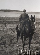 1937-1938, Zambrów, Polska.
Mazowiecka Szkoła Podchorążych Rezerwy Artylerii im. gen. Józefa Bema, dowódca baterii kpt. Płosa na koniu.
Fot. NN, zbiory Ośrodka KARTA, Pogotowie Archiwalne [PA_012], udostępnił Michał Zdrojewski.