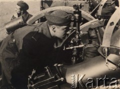 1937-1938, Zambrów, Polska.
Mazowiecka Szkoła Podchorążych Rezerwy Artylerii im. gen. Józefa Bema, plac ćwiczeń, celowniczy obok działa.
Fot. NN, zbiory Ośrodka KARTA, Pogotowie Archiwalne [PAF_012] , udostępnił Michał Zdrojewski