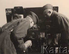 1937-1938, Zambrów, Polska.
Mazowiecka Szkoła Podchorążych Rezerwy Artylerii im. gen. Józefa Bema, plac ćwiczeń, ładowanie pocisku do działa.
Fot. NN, zbiory Ośrodka KARTA, Pogotowie Archiwalne [PAF_012] , udostępnił Michał Zdrojewski