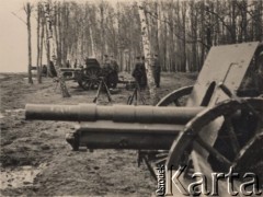 1937-1938, Zambrów, Polska.
Mazowiecka Szkoła Podchorążych Rezerwy Artylerii im. gen. Józefa Bema, bateria na stanowisku.
Fot. NN, zbiory Ośrodka KARTA, Pogotowie Archiwalne [PAF_012] , udostępnił Michał Zdrojewski