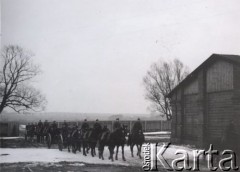 Jesień 1937, Zambrów, Polska.
Mazowiecka Szkoła Podchorążych Rezerwy Artylerii im. gen. Józefa Bema. Zaprzęgi ciągnące baterię.
Fot. NN, zbiory Ośrodka KARTA, Pogotowie Archiwalne [PAF_012] , udostępnił Michał Zdrojewski