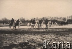 Wiosna 1938, Zambrów, Polska.
Mazowiecka Szkoła Podchorążych Rezerwy Artylerii im. gen. Józefa Bema. Ujeżdżalnia.
Fot. NN, zbiory Ośrodka KARTA, Pogotowie Archiwalne [PAF_012] , udostępnił Michał Zdrojewski