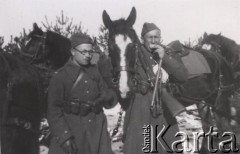 Wiosna 1938, Zambrów, Polska.
Mazowiecka Szkoła Podchorążych Rezerwy Artylerii im. gen. Józefa Bema, żołnierz jedzący chałwę.
Fot. NN, zbiory Ośrodka KARTA, Pogotowie Archiwalne [PAF_012] , udostępnił Michał Zdrojewski