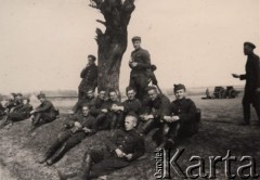 1937-1938, Zambrów, Polska.
Mazowiecka Szkoła Podchorążych Rezerwy Artylerii im. gen. Józefa Bema, zajęcia z topografii.
Fot. NN, zbiory Ośrodka KARTA, Pogotowie Archiwalne [PAF_012] , udostępnił Michał Zdrojewski