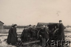 1937-1938, Zambrów, Polska.
Mazowiecka Szkoła Podchorążych Rezerwy Artylerii im. gen. Józefa Bema. Odbój działa, przygotowanie do wymarszu.
Fot. NN, zbiory Ośrodka KARTA, Pogotowie Archiwalne [PAF_012] , udostępnił Michał Zdrojewski