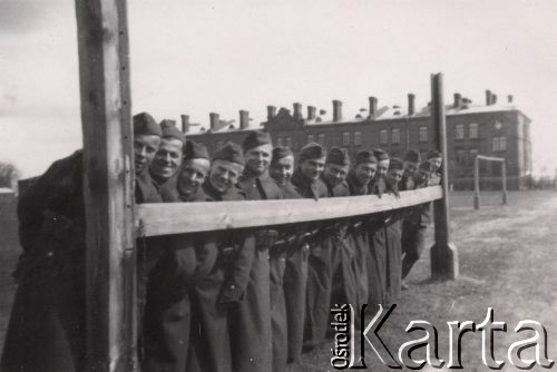 1937-1938, Zambrów, Polska.
Mazowiecka Szkoła Podchorążych Rezerwy Artylerii im. gen. Józefa Bema, żołnierze VI działonu.
Fot. NN, zbiory Ośrodka KARTA, Pogotowie Archiwalne [PAF_012] , udostępnił Michał Zdrojewski