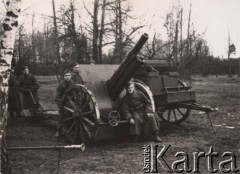 1937-1938, Zambrów, Polska.
Mazowiecka Szkoła Podchorążych Rezerwy Artylerii im. gen. Józefa Bema. Żołnierze obok haubicy.
Fot. NN, zbiory Ośrodka KARTA, Pogotowie Archiwalne [PAF_012] , udostępnił Michał Zdrojewski