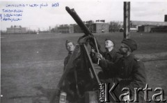 1937-1938, Zambrów, Polska.
Ćwiczenia ze strzelania LKM, Wiśniewski, Cegliński, Zdrojewski.
Fot. NN, zbiory Ośrodka KARTA, Pogotowie Archiwalne [PAF_012] , udostępnił Michał Zdrojewski
