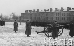 1937, Zambrów, Polska.
Mazowiecka Szkoła Podchorążych Rezerwy Artylerii im. gen. Józefa Bema, przysięgę żołnierzy odbiera komendant płk. Chylewski.
Fot. NN, zbiory Ośrodka KARTA, Pogotowie Archiwalne [PAF_012] , udostępnił Michał Zdrojewski