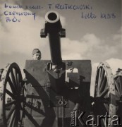 Lato 1938, Czerwony Bór, woj. białostockie, Polska.
Mazowiecka Szkoła Podchorążych Rezerwy Artylerii im. gen. Józefa Bema, ćwiczenia na poligonie, bombardier T. Rutkowski i działo.
Fot. NN, zbiory Ośrodka KARTA, Pogotowie Archiwalne [PAF_012] , udostępnił Michał Zdrojewski