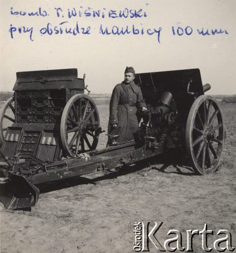 Lato 1938, Czerwony Bór, woj. białostockie, Polska.
Mazowiecka Szkoła Podchorążych Rezerwy Artylerii im. gen. Józefa Bema, ćwiczenia na poligonie, bombardier T. Wiśniewski przy haubicy 100 mm.
Fot. NN, zbiory Ośrodka KARTA, Pogotowie Archiwalne [PAF_012] , udostępnił Michał Zdrojewski