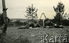 Lato 1938, Czerwony Bór, woj. białostockie, Polska.
Mazowiecka Szkoła Podchorążych Rezerwy Artylerii im. gen. Józefa Bema, ćwiczenia na poligonie, por. Kurzas i T. Wiśniewski na stanowisku obserwacyjnym.
Fot. NN, zbiory Ośrodka KARTA, Pogotowie Archiwalne [PAF_012] , udostępnił Michał Zdrojewski