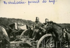 Lato 1938, Czerwony Bór, woj. białostockie, Polska.
Mazowiecka Szkoła Podchorążych Rezerwy Artylerii im. gen. Józefa Bema, ćwiczenia na poligonie, powrót po strzelaniu.
Fot. NN, zbiory Ośrodka KARTA, Pogotowie Archiwalne [PAF_012] , udostępnił Michał Zdrojewski