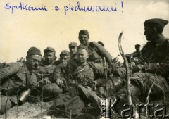 Lato 1938, Czerwony Bór, woj. białostockie, Polska.
Mazowiecka Szkoła Podchorążych Rezerwy Artylerii im. gen. Józefa Bema, ćwiczenia na poligonie, spotkanie artylerzystów z piechotą.
Fot. NN, zbiory Ośrodka KARTA, Pogotowie Archiwalne [PAF_012] , udostępnił Michał Zdrojewski