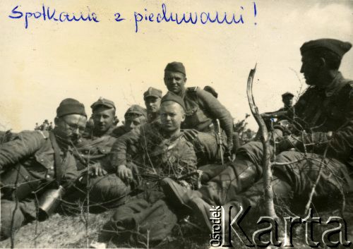 Lato 1938, Czerwony Bór, woj. białostockie, Polska.
Mazowiecka Szkoła Podchorążych Rezerwy Artylerii im. gen. Józefa Bema, ćwiczenia na poligonie, spotkanie artylerzystów z piechotą.
Fot. NN, zbiory Ośrodka KARTA, Pogotowie Archiwalne [PAF_012] , udostępnił Michał Zdrojewski
