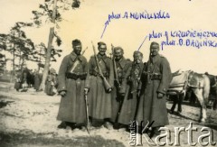 Lato 1938, Czerwony Bór, woj. białostockie, Polska.
Mazowiecka Szkoła Podchorążych Rezerwy Artylerii im. gen. Józefa Bema, ćwiczenia na poligonie, żołnierze po strzelaniu, stoją od lewej: NN, podchorąży. A. Moniuszko, NN, podchorąży Krupieńczyk i B. Bagiński.
Fot. NN, zbiory Ośrodka KARTA, Pogotowie Archiwalne [PAF_012] , udostępnił Michał Zdrojewski