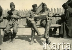 Lato 1938, Czerwony Bór, woj. białostockie, Polska.
Mazowiecka Szkoła Podchorążych Rezerwy Artylerii im. gen. Józefa Bema, ćwiczenia na poligonie, podpis pod zdjęciem: 