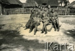 Lato 1938, Czerwony Bór, woj. białostockie, Polska.
Mazowiecka Szkoła Podchorążych Rezerwy Artylerii im. gen. Józefa Bema, ćwiczenia na poligonie, podpis pod zdjęciem: 