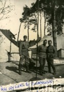 Lato 1938, Czerwony Bór, woj. białostockie, Polska.
Mazowiecka Szkoła Podchorążych Rezerwy Artylerii im. gen. Józefa Bema, ćwiczenia na poligonie, z lewej stoi Bukowski, w 1939 walczył pod Lwowem.
Fot. NN, zbiory Ośrodka KARTA, Pogotowie Archiwalne [PAF_012] , udostępnił Michał Zdrojewski