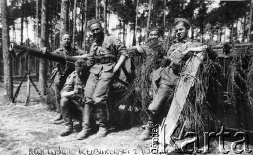 Lato 1938, Czerwony Bór, woj. białostockie, Polska.
Mazowiecka Szkoła Podchorążych Rezerwy Artylerii im. gen. Józefa Bema, ćwiczenia na poligonie, podchorąży Ludwik Kłobukowski z żołnierzami z działonu.
Fot. NN, zbiory Ośrodka KARTA, Pogotowie Archiwalne [PAF_012] , udostępnił Michał Zdrojewski