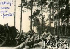 Lato 1938, Czerwony Bór, woj. białostockie, Polska.
Mazowiecka Szkoła Podchorążych Rezerwy Artylerii im. gen. Józefa Bema, ćwiczenia na poligonie.
Fot. NN, zbiory Ośrodka KARTA, Pogotowie Archiwalne [PAF_012] , udostępnił Michał Zdrojewski