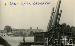 1938, Góra Kalwaria, Polska.
1 Pułk Artylerii Najcięższej, działo na placu.
Fot. NN, zbiory Ośrodka KARTA, Pogotowie Archiwalne [PAF_012] , udostępnił Michał Zdrojewski