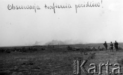 Lato 1938, Czerwony Bór, woj. białostockie, Polska.
Mazowiecka Szkoła Podchorążych Rezerwy Artylerii im. gen. Józefa Bema, ćwiczenia na poligonie, obserwacja trafienia pocisków.
Fot. NN, zbiory Ośrodka KARTA, Pogotowie Archiwalne [PAF_012] , udostępnił Michał Zdrojewski