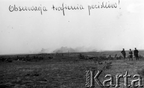 Lato 1938, Czerwony Bór, woj. białostockie, Polska.
Mazowiecka Szkoła Podchorążych Rezerwy Artylerii im. gen. Józefa Bema, ćwiczenia na poligonie, obserwacja trafienia pocisków.
Fot. NN, zbiory Ośrodka KARTA, Pogotowie Archiwalne [PAF_012] , udostępnił Michał Zdrojewski