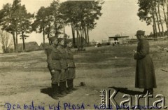 1937-1938, Zambrów, Polska.
Mazowiecka Szkoła Podchorążych Rezerwy Artylerii im. gen. Józefa Bema. Dowódca baterii kpt. Płosa udziela kary podczas raportu.
Fot. NN, zbiory Ośrodka KARTA, Pogotowie Archiwalne [PAF_012] , udostępnił Michał Zdrojewski
