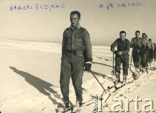 Styczeń 1939, Bukowina Tatrzańska, woj. krakowskie, Polska.
Kurs narciarski dla żołnierzy, prowadzi Stach Trojnar, za nim Jarosław Zdrojewski.
Fot. NN, zbiory Ośrodka KARTA, Pogotowie Archiwalne [PAF_012] , udostępnił Michał Zdrojewski
