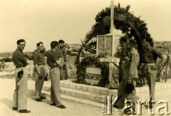 1946, Loretto, Włochy.
Żołnierze 2 Korpusu Polskiego gen. Władysława Andersa na cmentarzu wojennym.
Fot.NN, zbiory Ośrodka KARTA, Pogotowie Archiwalne [PAF_012], album Bogdana Konopko udostępnił Michał Zdrojewski
