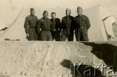 1943, Khanaqin, Irak.
Żołnierze 2 Korpusu Polskiego gen. Władysława Andersa w obozie.
Fot.NN, zbiory Ośrodka KARTA, Pogotowie Archiwalne [PAF_012], album Bogdana Konopko udostępnił Michał Zdrojewski